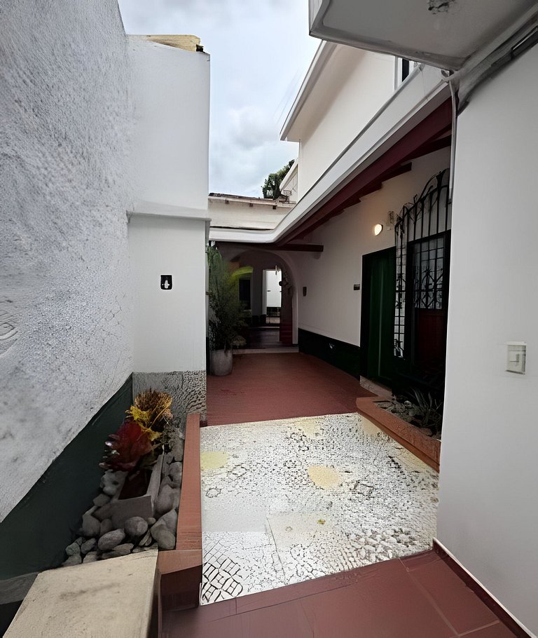 Stylish 2BR Apartment | High-Speed WiFi & AC