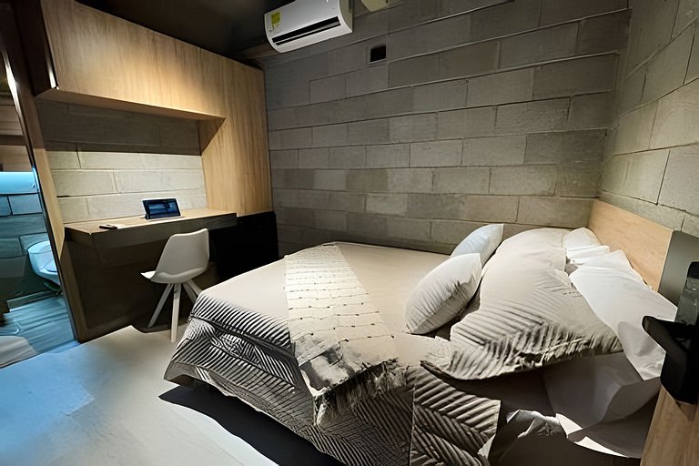Industrial Minimalist Room | Silencio & Diseño