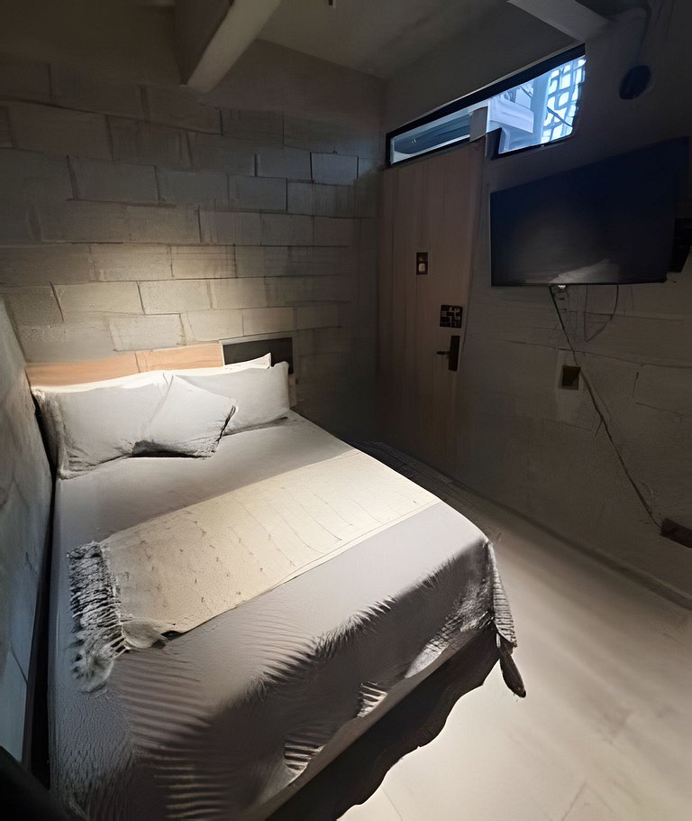 Industrial Minimalist Room | Silencio & Diseño