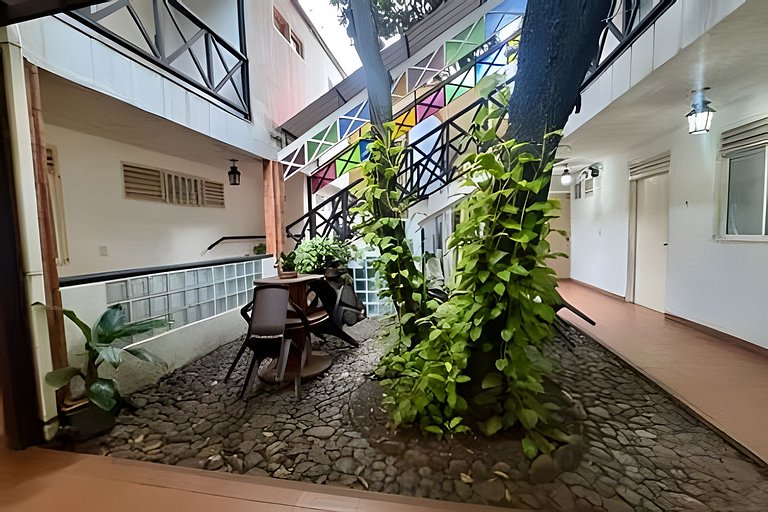 The Colonial Hub | Wi-Fi + AC